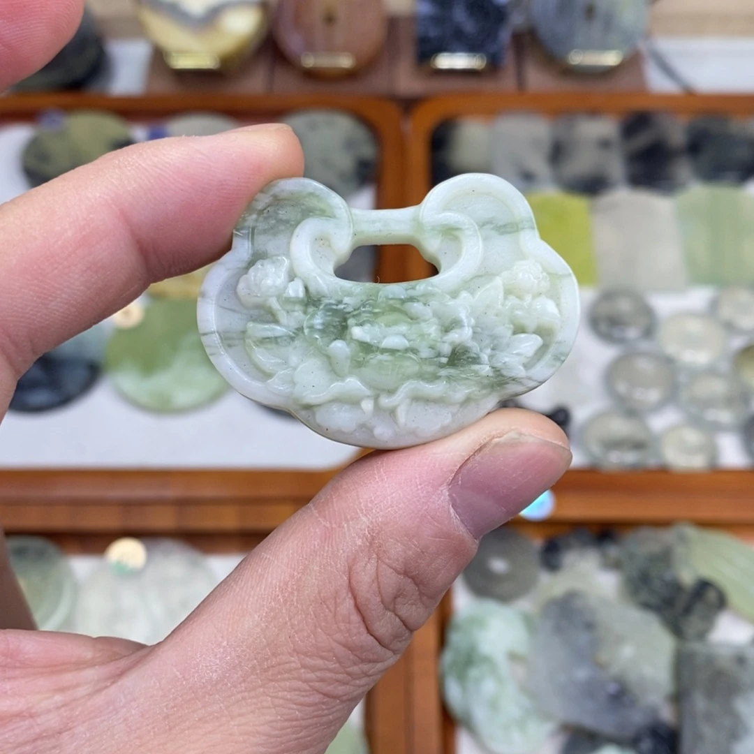 岫玉未镶嵌颈饰岫玉吊坠