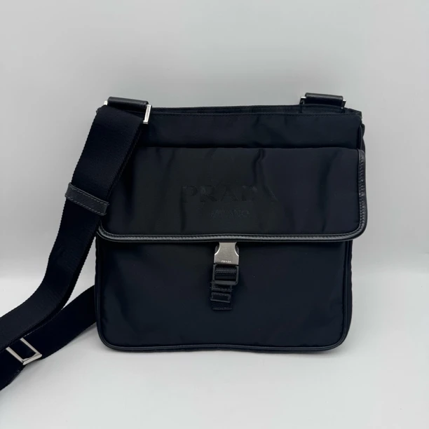 99新 Prada/普拉达 98新黑色降落伞尼龙肩包斜挎包/休闲百搭2289
