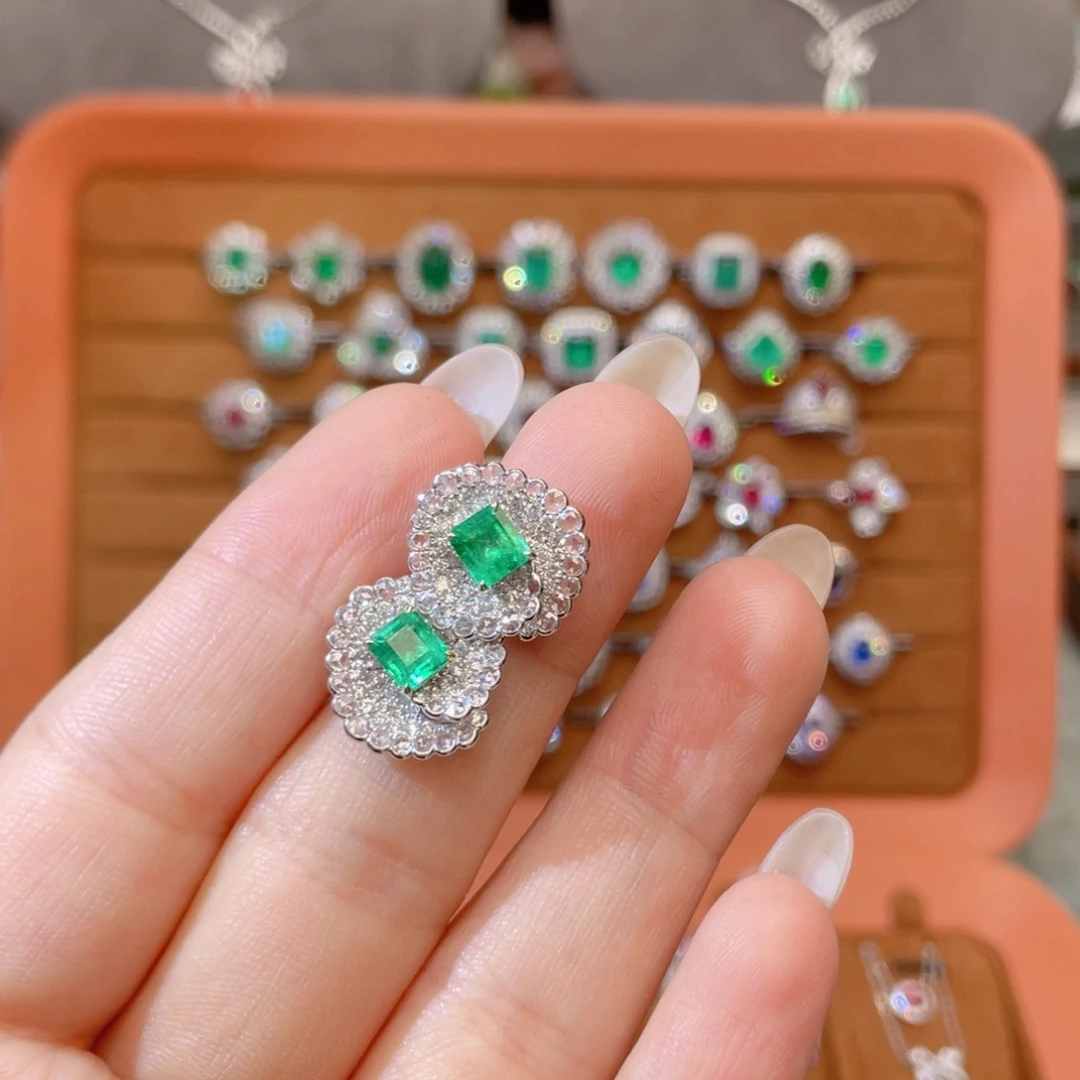 18K金镶嵌耳钉祖母绿1.27