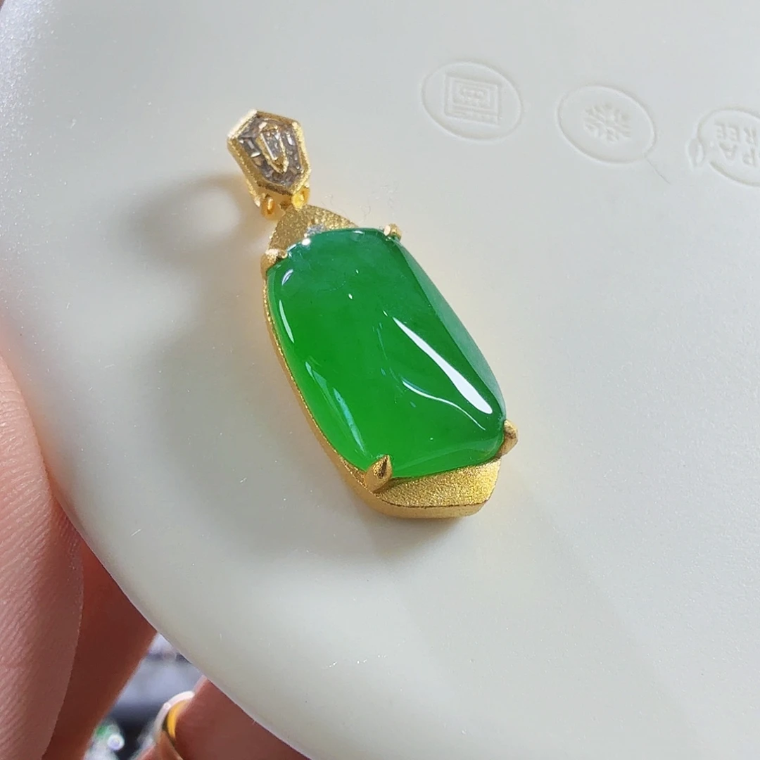 翡翠18K金镶嵌颈饰客定欣赏