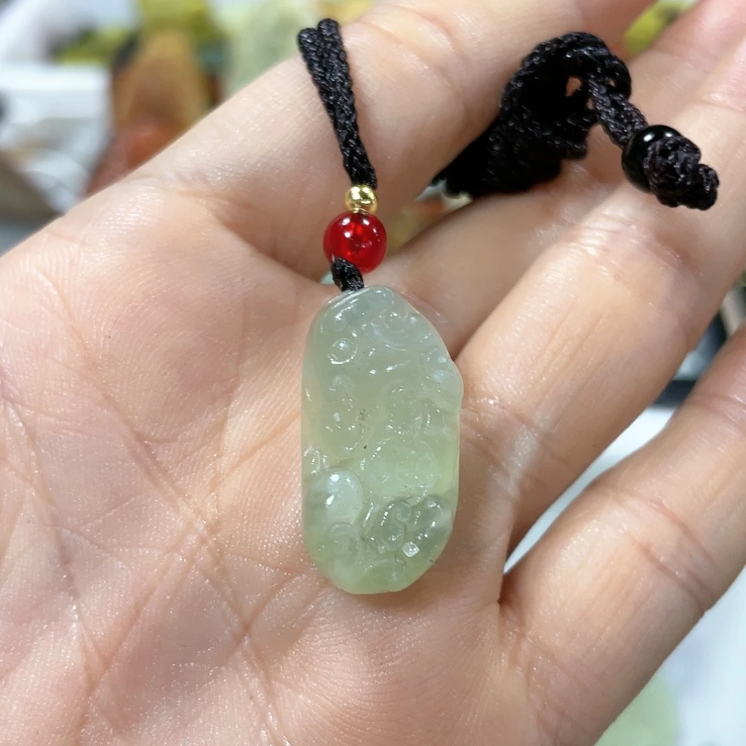 蛇纹石玉颈饰合金