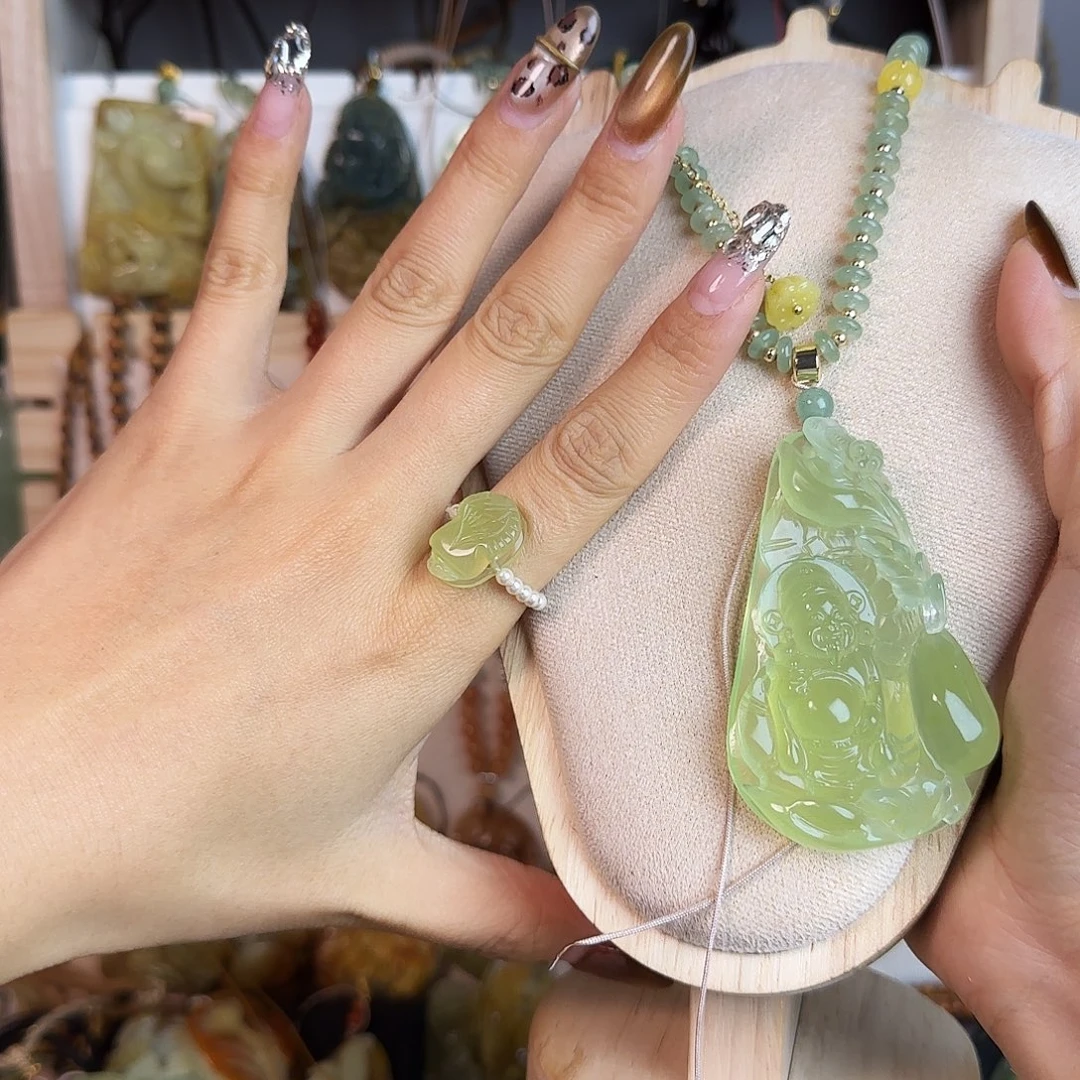 晚***r蛇纹石玉未镶嵌颈饰