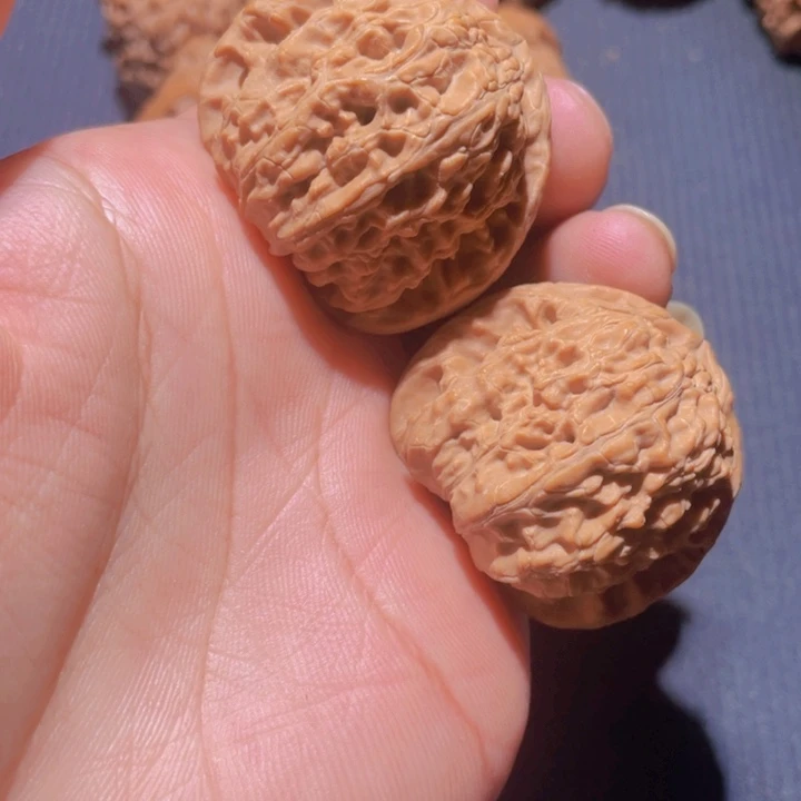 文玩核桃吊坠青*白狮子