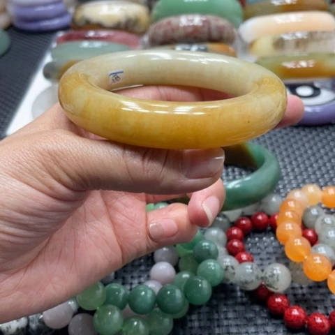 石英岩玉未镶嵌手镯