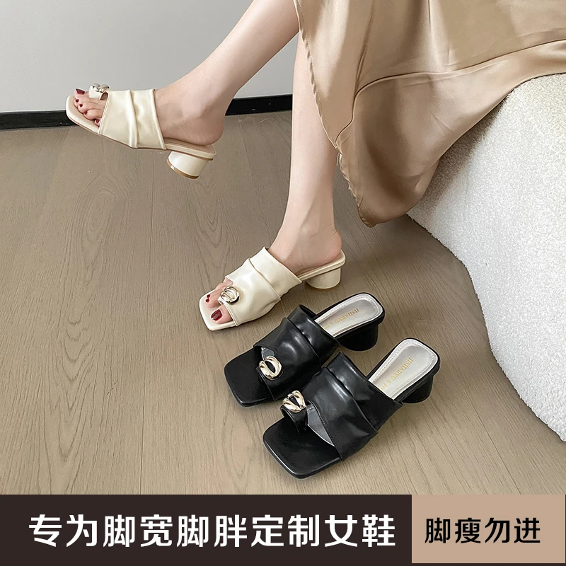 加肥加宽大码时尚金属套趾百搭休闲遮脚背皮面软底凉拖鞋JS54857