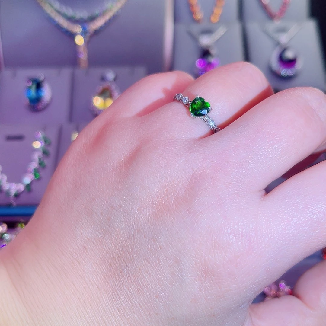 银S925镶嵌透辉石戒指