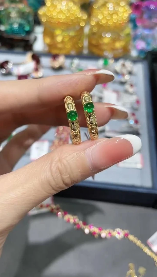 18K金镶嵌天然祖母绿戒指 多样性发其一