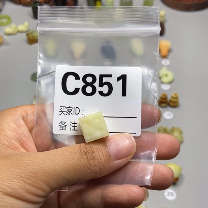 ****易蛇纹石玉未镶嵌颈饰