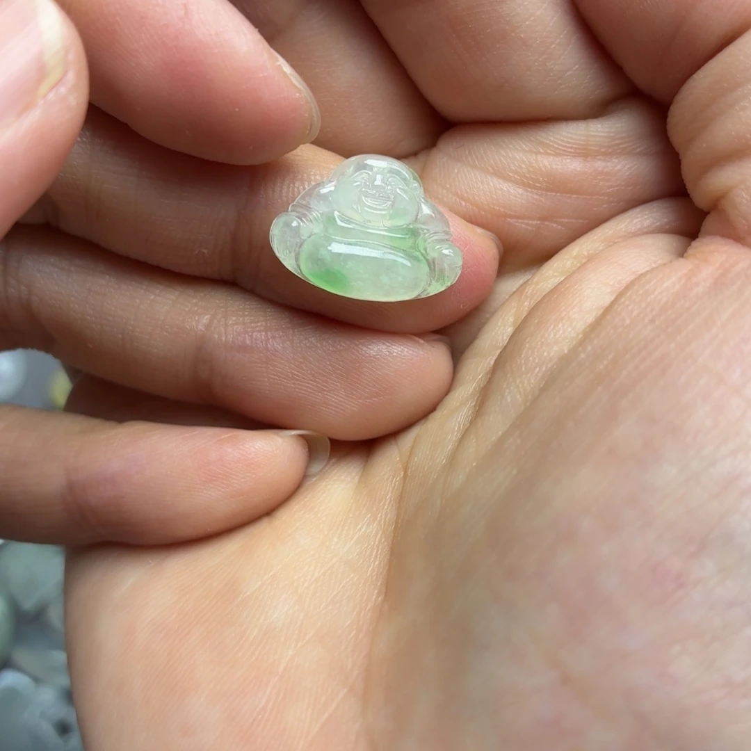 翡翠未镶嵌颈饰小绿佛