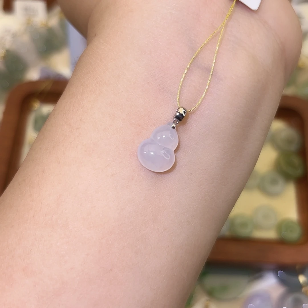 翡翠18K金镶嵌颈饰葫芦