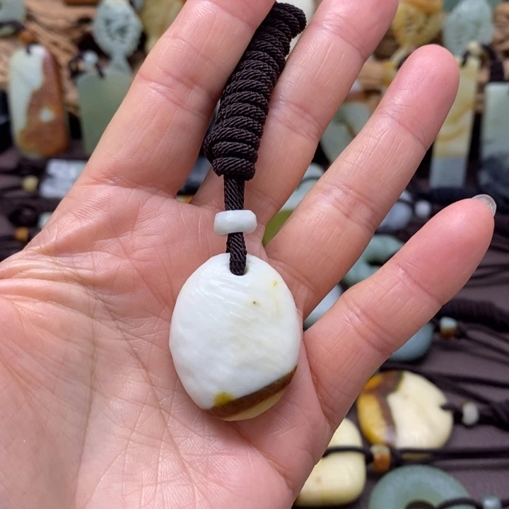 蛇纹石玉未镶嵌颈饰