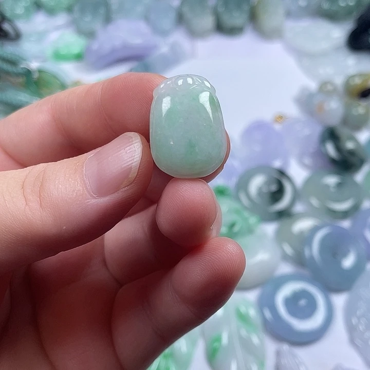 翡翠未镶嵌颈饰福贝