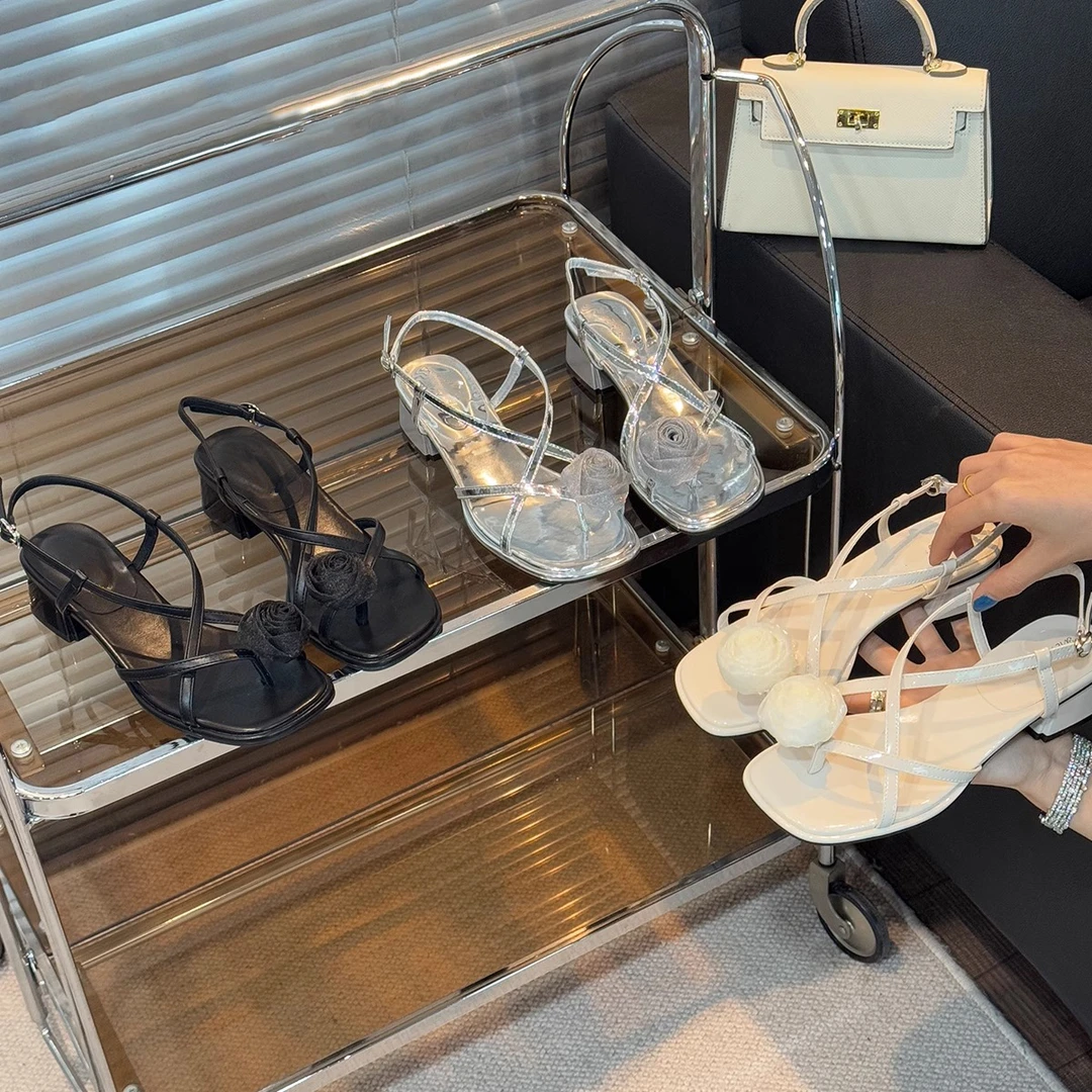 夏季山茶花仙女风套趾凉鞋2025新款时尚配裙子银色罗马凉鞋