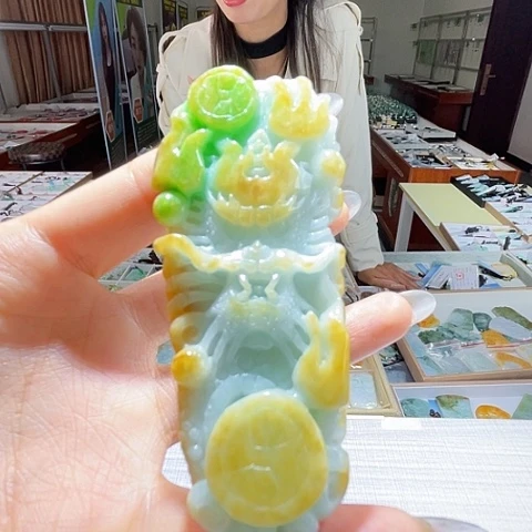 翡翠未镶嵌颈饰一个