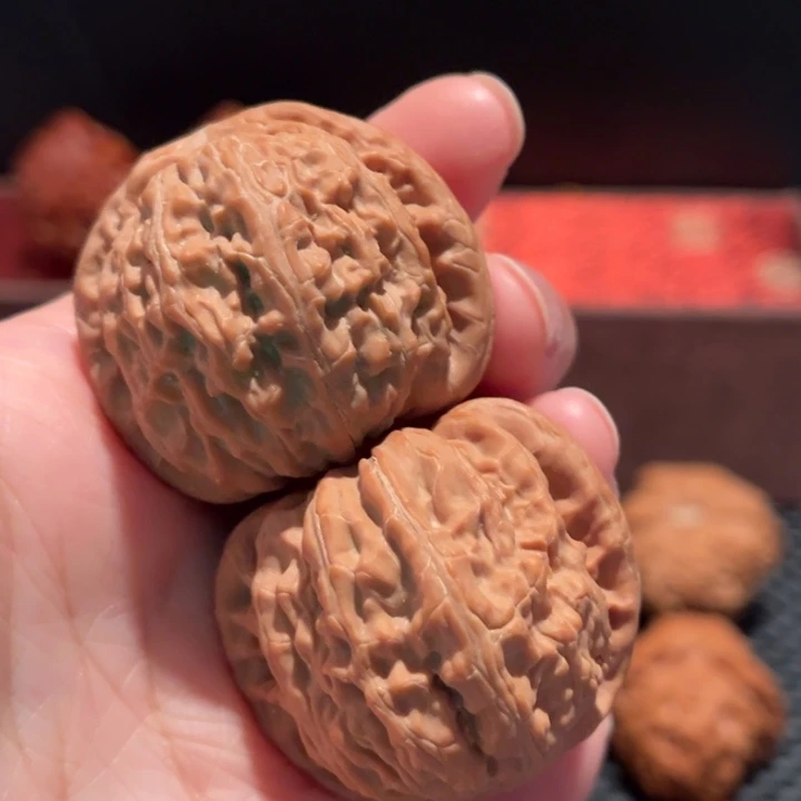 文玩核桃吊坠白狮子