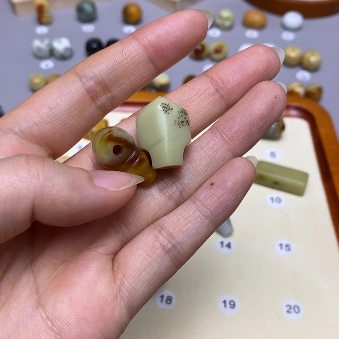 蛇纹石玉配饰合金斯****子