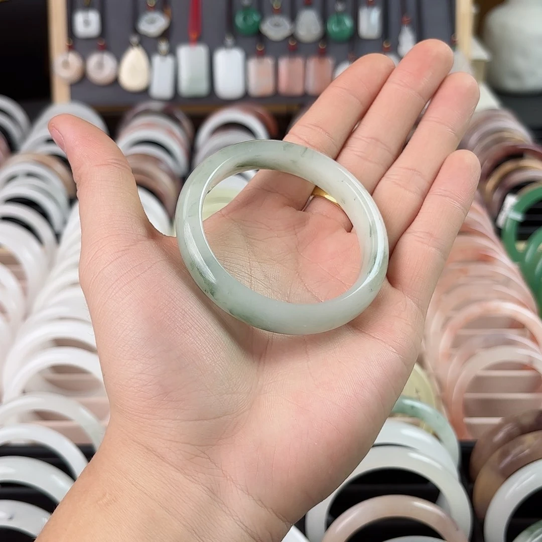 透闪石质玉手镯未镶嵌爱**初