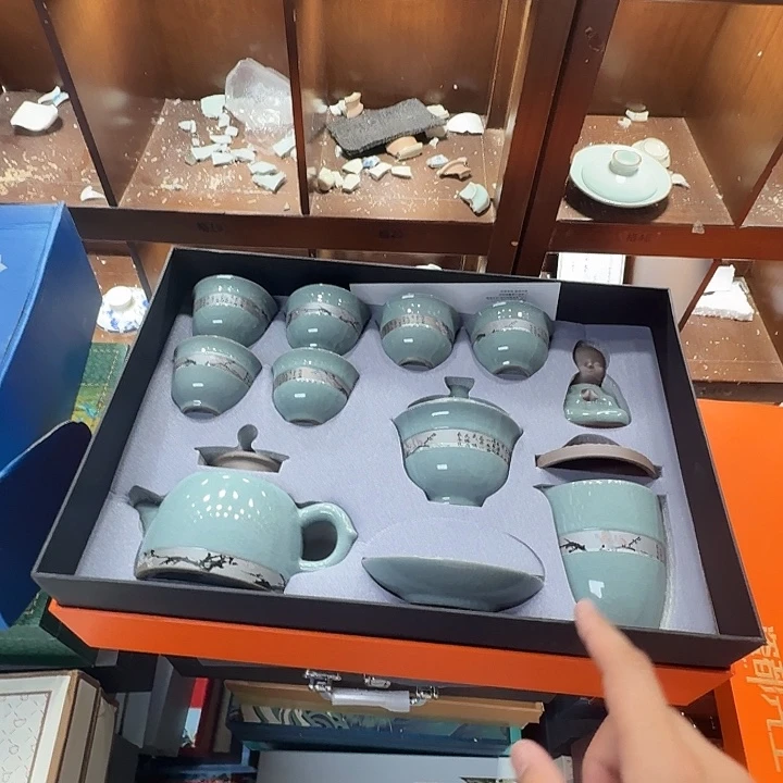 孤品茶具套装等。