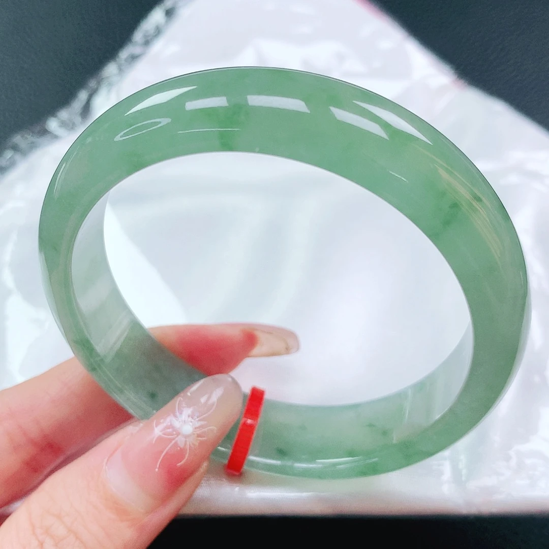翡翠手镯未镶嵌56圈
