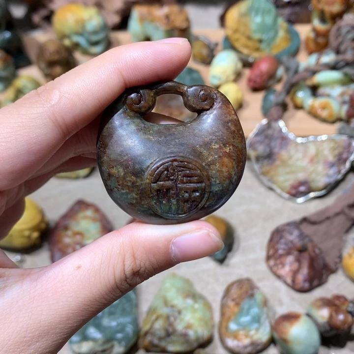 未镶嵌岫岩河磨玉（透闪石质玉）挂件