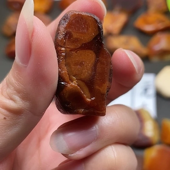 定制琥珀花蜡原石打磨桶珠