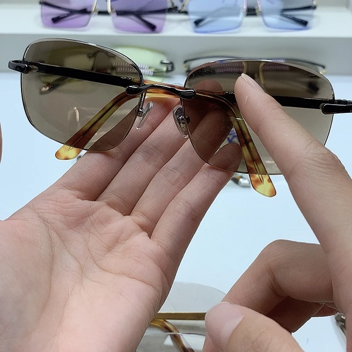 深茶色方圆款眼镜