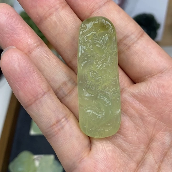 爱***瑜未镶嵌蛇纹石玉颈饰