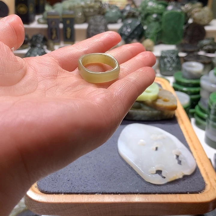 王***鹏和田玉（糖玉）未镶嵌珠宝半成品