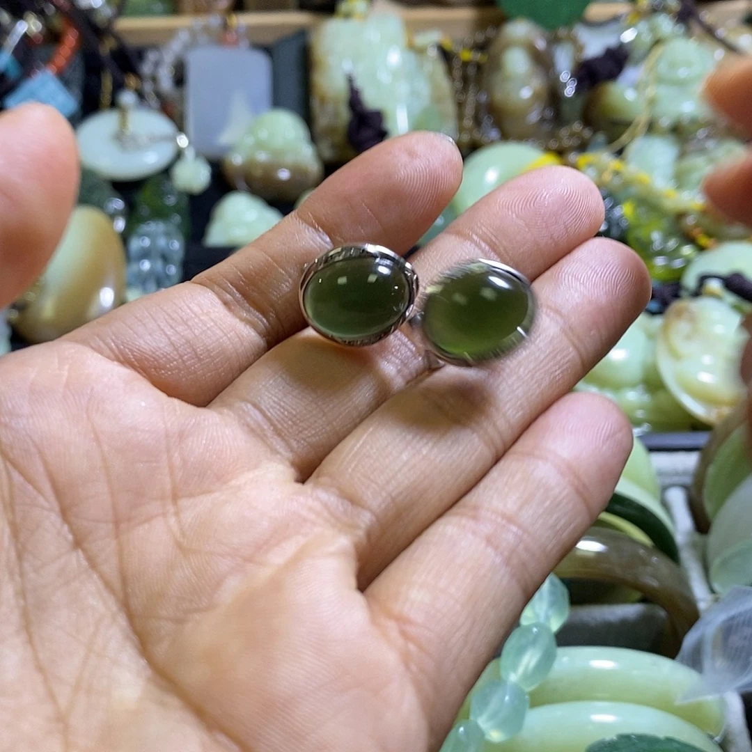 未镶嵌岫玉耳钉一对