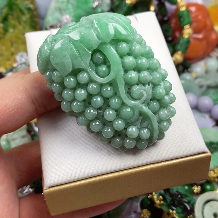 翡翠未镶嵌吊坠(赠链)