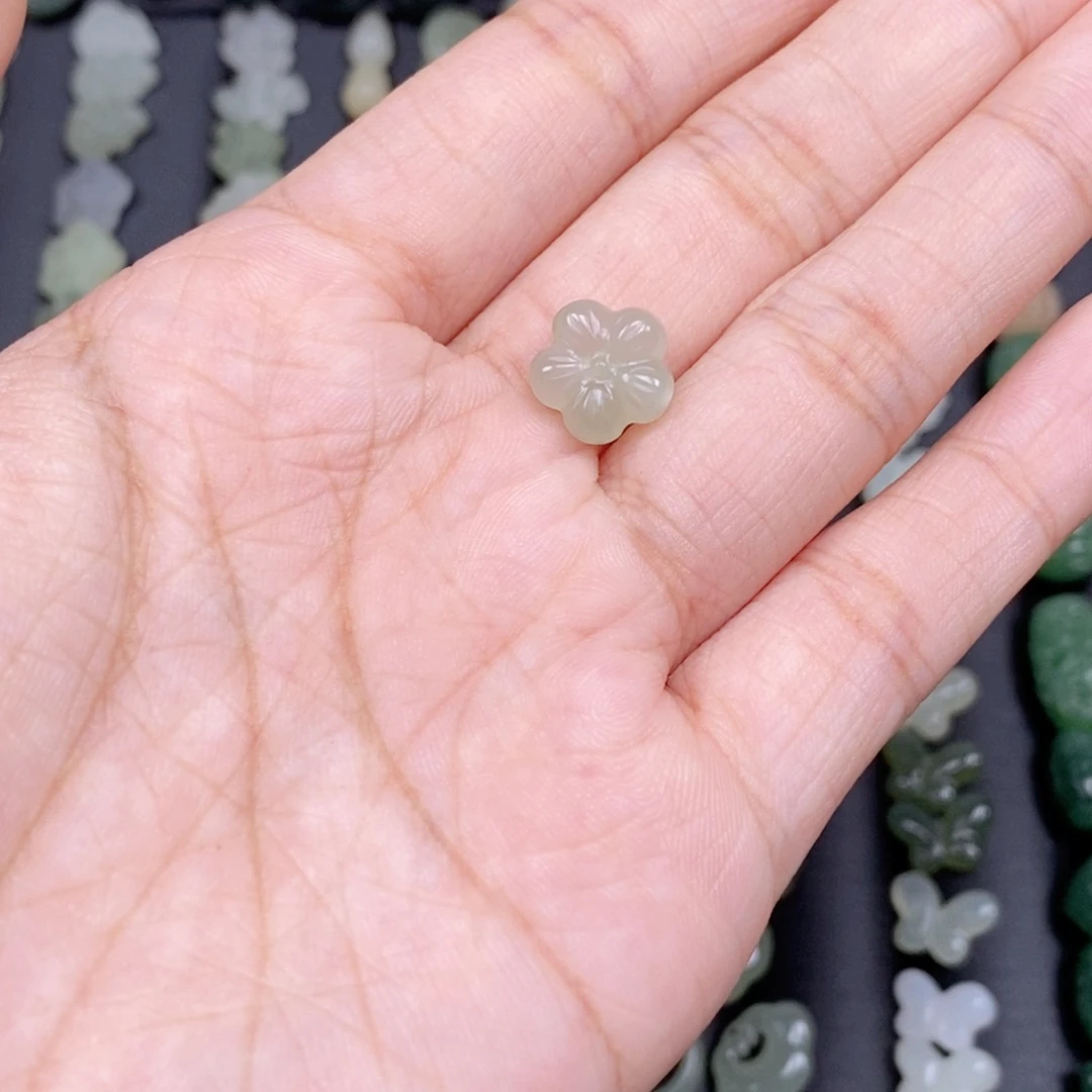 ****儿和田玉未镶嵌颈饰