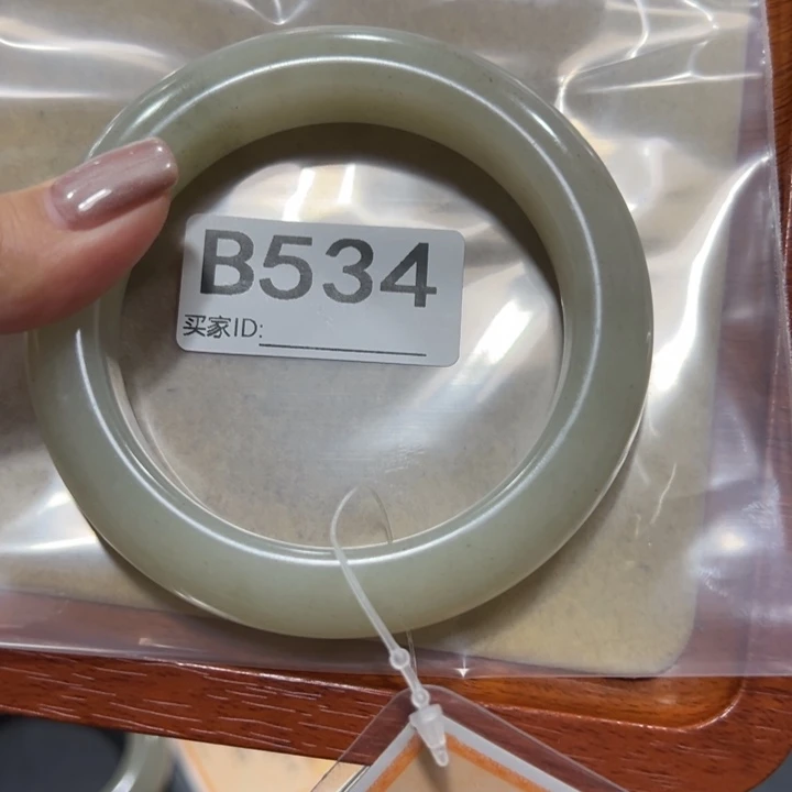 小***儿石英质玉（佘太翠）未镶嵌手镯