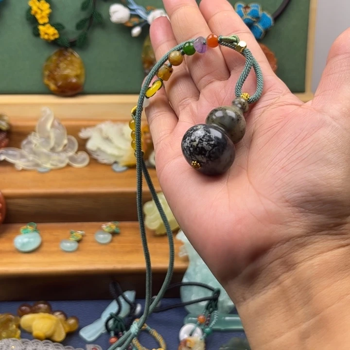 合金蛇纹石玉吊坠