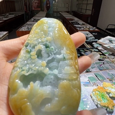 翡翠未镶嵌颈饰一个