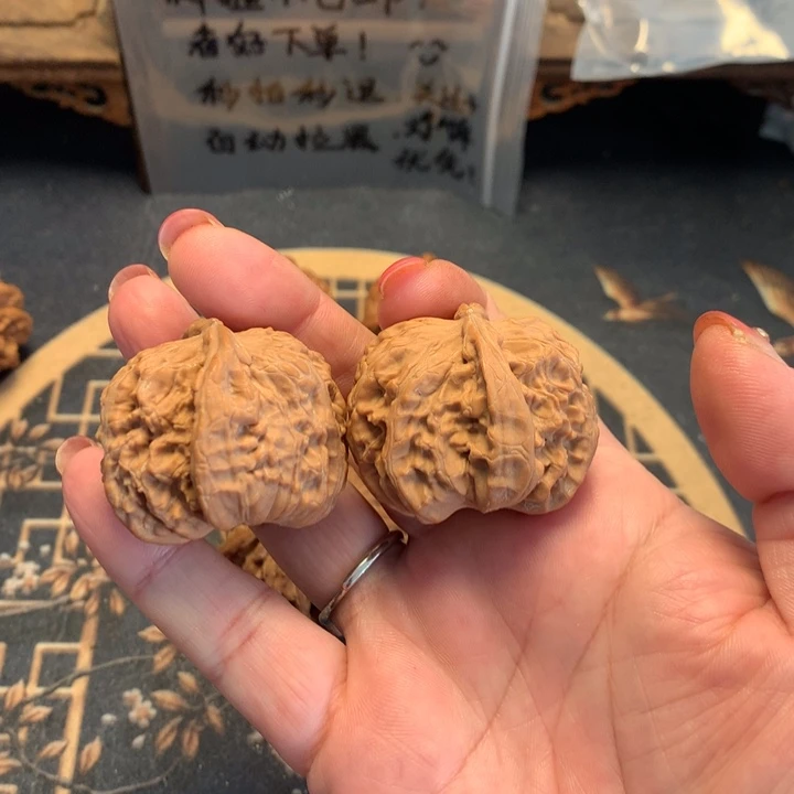 文玩核桃把件白狮子