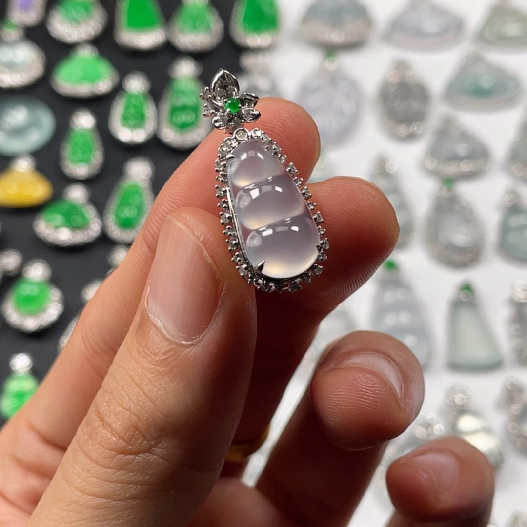 翡翠18K金镶嵌颈饰豆子