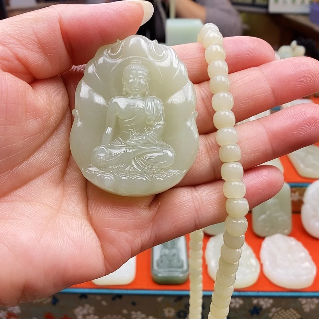 颈饰未镶嵌和田玉阿弥陀佛属猪佩戴