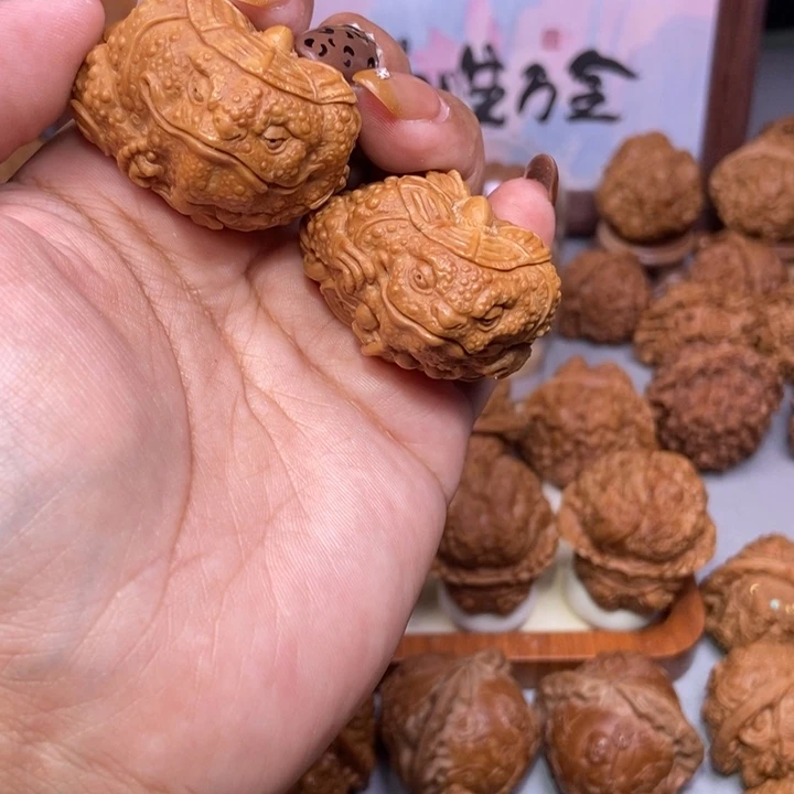 豆***g文玩核桃吊坠一根筋雕刻的金蟾