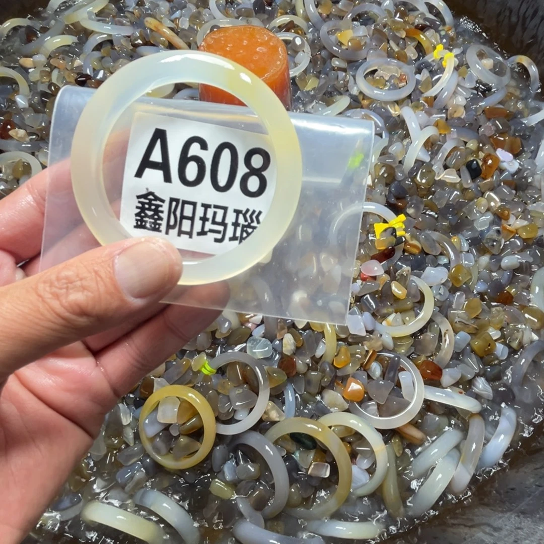 吕***姐玛瑙/玉髓未镶嵌手镯608