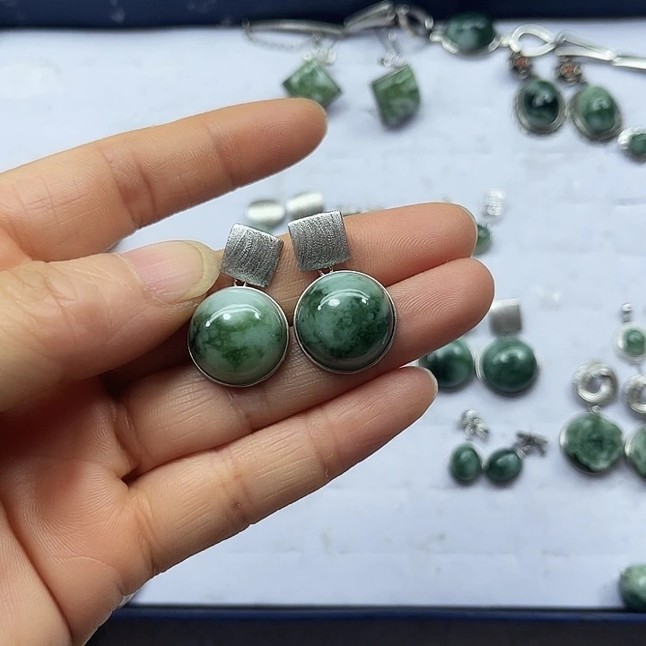 透闪石-蛇纹石玉未镶嵌颈饰