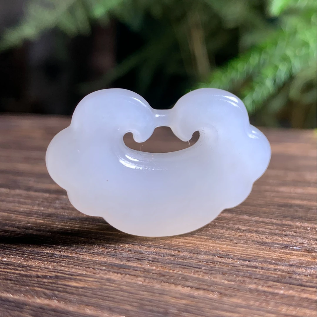 和田玉羊脂白玉雕花祥云锁，冰冰润润，细腻如脂，精雕莲花，