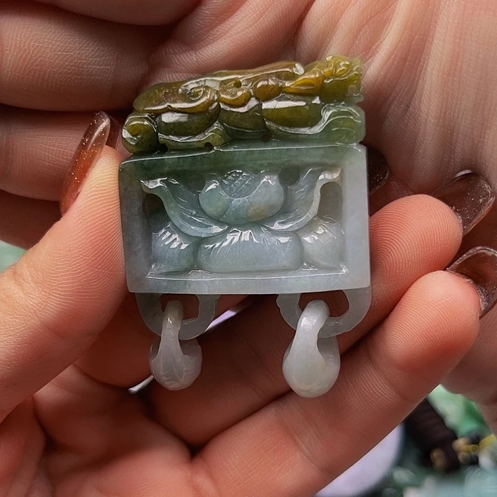 翡翠未镶嵌颈饰挂件