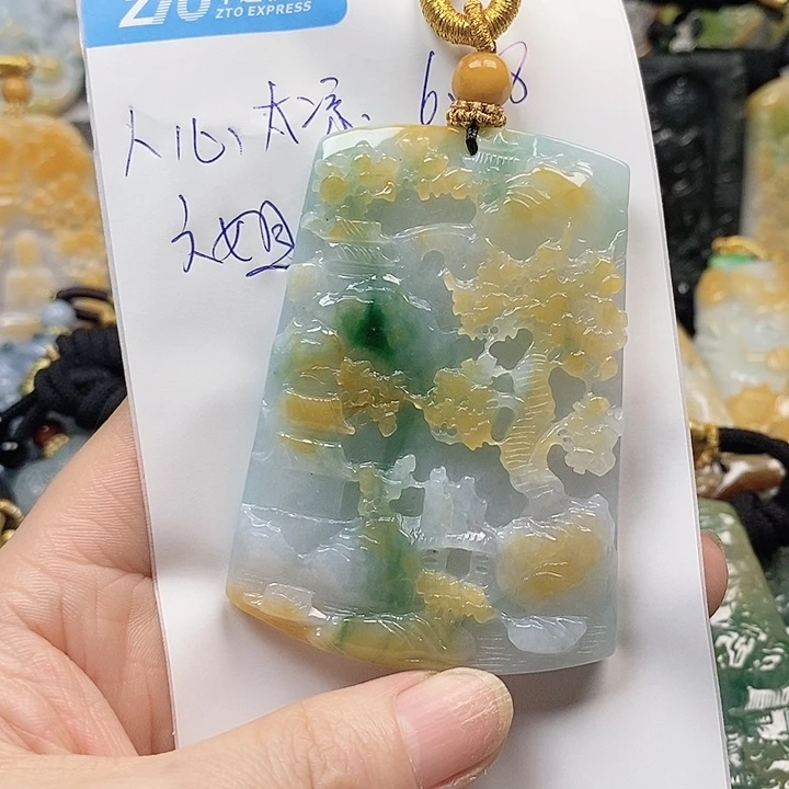 翡翠未镶嵌颈饰人****?