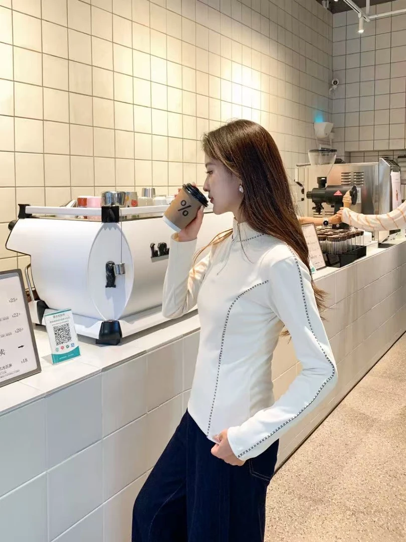 [粉丝专属】2025新款潮流撞色拼接百搭长袖女款打底衫