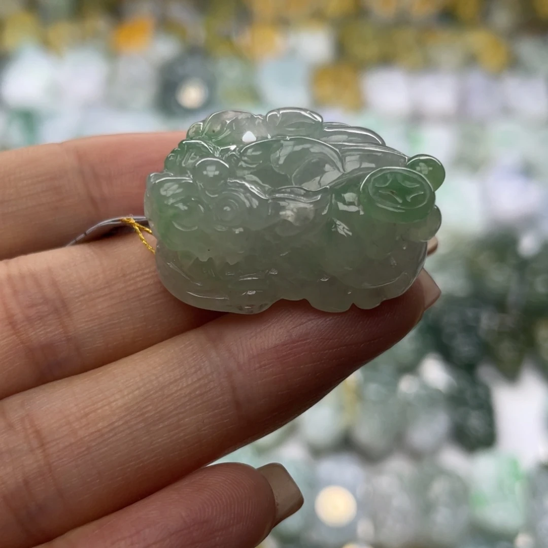翡翠未镶嵌颈饰貔貅