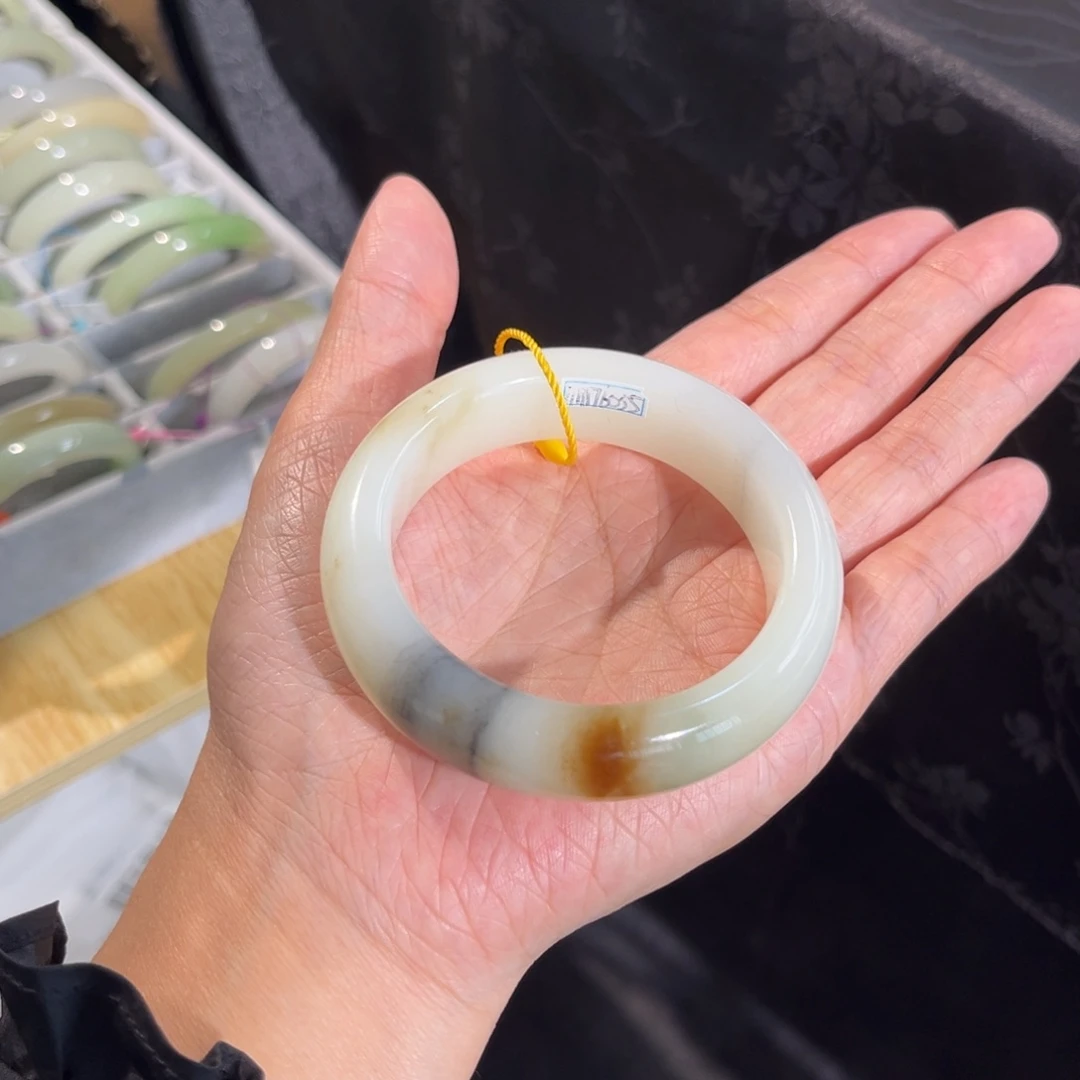 和田玉未镶嵌手镯  「楼兰四色」