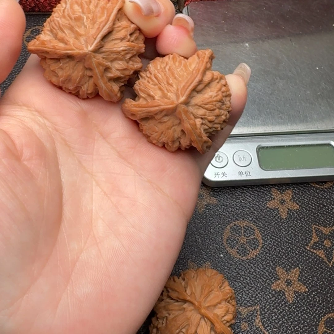 L***D把件文玩核桃38三棱G395