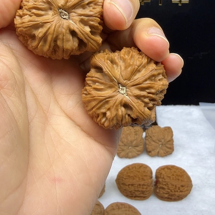 任***生桃核把件水龙纹文玩核桃