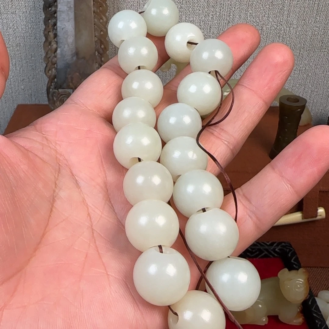 玉***刻非常精美的脖挂件