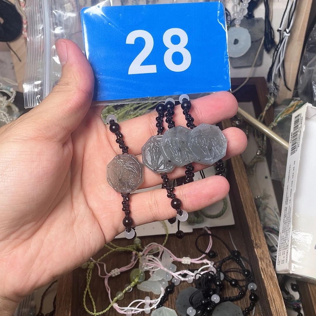 蛇纹石玉颈饰合金